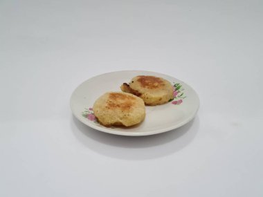 Tipik bir Endonezya aperatifi un ve Wingko Babat adında beyaz bir kombinasyonu olan kahverengi bir kafa.