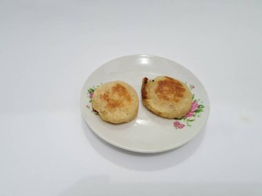 Tipik bir Endonezya aperatifi un ve Wingko Babat adında beyaz bir kombinasyonu olan kahverengi bir kafa.