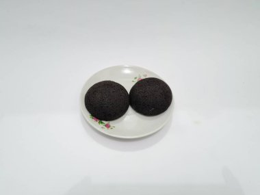 Yuvarlak çikolatalı kekler beyaz tabakta