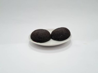 Yuvarlak çikolatalı kekler beyaz tabakta