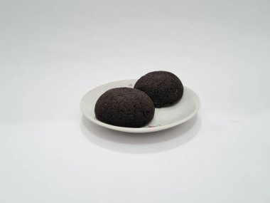 Yuvarlak çikolatalı kekler beyaz tabakta