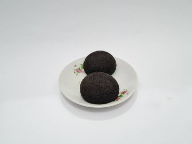 Yuvarlak çikolatalı kekler beyaz tabakta