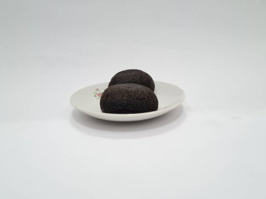 Yuvarlak çikolatalı kekler beyaz tabakta