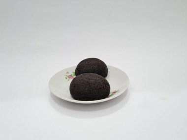 Yuvarlak çikolatalı kekler beyaz tabakta