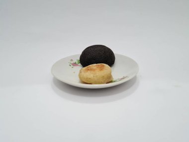 Tipik Endonezya atıştırmalıkları, Merkez Java, Yogyakarta, Wingko Babat ve Yuvarlak Brownie 'ler.