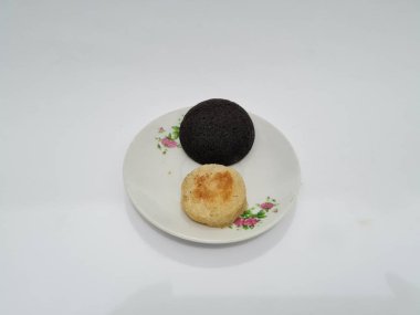 Tipik Endonezya atıştırmalıkları, Merkez Java, Yogyakarta, Wingko Babat ve Yuvarlak Brownie 'ler.