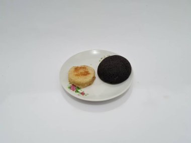 Tipik Endonezya atıştırmalıkları, Merkez Java, Yogyakarta, Wingko Babat ve Yuvarlak Brownie 'ler.