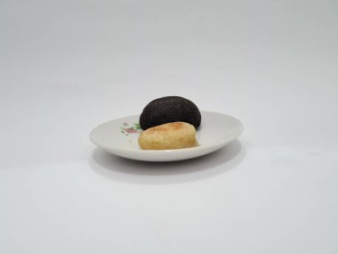 Tipik Endonezya atıştırmalıkları, Merkez Java, Yogyakarta, Wingko Babat ve Yuvarlak Brownie 'ler.