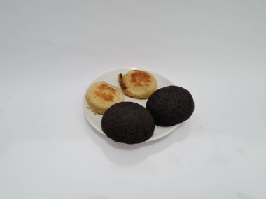 Tipik Endonezya atıştırmalıkları, Merkez Java, Yogyakarta, Wingko Babat ve Yuvarlak Brownie 'ler.