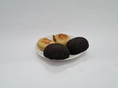 Tipik Endonezya atıştırmalıkları, Merkez Java, Yogyakarta, Wingko Babat ve Yuvarlak Brownie 'ler.