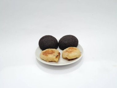 Tipik Endonezya atıştırmalıkları, Merkez Java, Yogyakarta, Wingko Babat ve Yuvarlak Brownie 'ler.