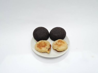 Tipik Endonezya atıştırmalıkları, Merkez Java, Yogyakarta, Wingko Babat ve Yuvarlak Brownie 'ler.