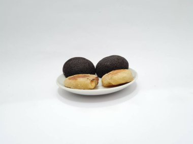 Tipik Endonezya atıştırmalıkları, Merkez Java, Yogyakarta, Wingko Babat ve Yuvarlak Brownie 'ler.