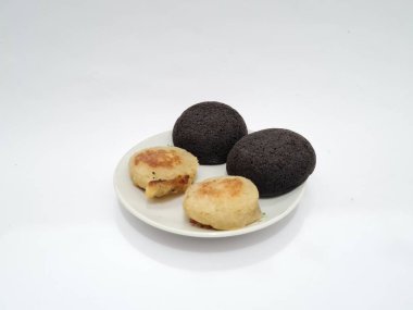 Tipik Endonezya atıştırmalıkları, Merkez Java, Yogyakarta, Wingko Babat ve Yuvarlak Brownie 'ler.