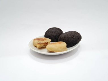 Tipik Endonezya atıştırmalıkları, Merkez Java, Yogyakarta, Wingko Babat ve Yuvarlak Brownie 'ler.