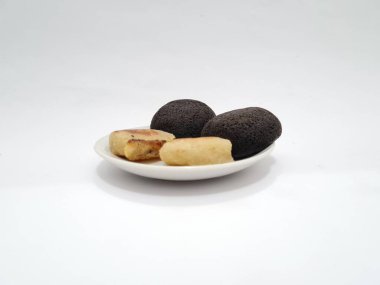 Tipik Endonezya atıştırmalıkları, Merkez Java, Yogyakarta, Wingko Babat ve Yuvarlak Brownie 'ler.