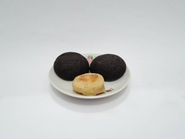 Tipik Endonezya atıştırmalıkları, Merkez Java, Yogyakarta, Wingko Babat ve Yuvarlak Brownie 'ler.