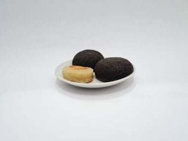 Tipik Endonezya atıştırmalıkları, Merkez Java, Yogyakarta, Wingko Babat ve Yuvarlak Brownie 'ler.