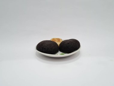 Tipik Endonezya atıştırmalıkları, Merkez Java, Yogyakarta, Wingko Babat ve Yuvarlak Brownie 'ler.