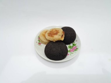 Tipik Endonezya atıştırmalıkları, Merkez Java, Yogyakarta, Wingko Babat ve Yuvarlak Brownie 'ler.
