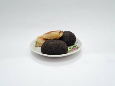 Tipik Endonezya atıştırmalıkları, Merkez Java, Yogyakarta, Wingko Babat ve Yuvarlak Brownie 'ler.