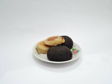 Tipik Endonezya atıştırmalıkları, Merkez Java, Yogyakarta, Wingko Babat ve Yuvarlak Brownie 'ler.