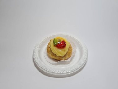 Beyaz bir kabın içinde meyve ekleriName