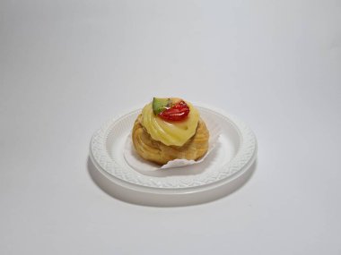 Beyaz bir kabın içinde meyve ekleriName