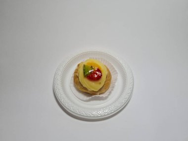 Beyaz bir kabın içinde meyve ekleriName