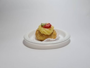 Beyaz bir kabın içinde meyve ekleriName