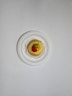 Beyaz bir kabın içinde meyve ekleriName