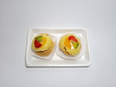 Beyaz bir kabın içinde meyve ekleriName