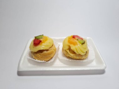 Beyaz bir kabın içinde meyve ekleriName