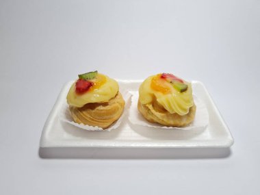 Beyaz bir kabın içinde meyve ekleriName