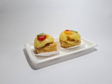 Beyaz bir kabın içinde meyve ekleriName