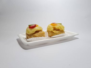 Beyaz bir kabın içinde meyve ekleriName