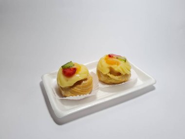 Beyaz bir kabın içinde meyve ekleriName