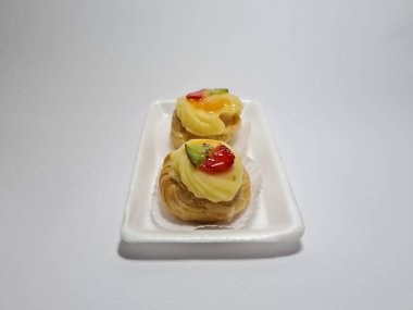 Beyaz bir kabın içinde meyve ekleriName