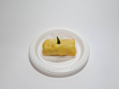 Yeşil biberli kızarmış börek.