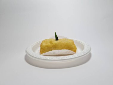 Yeşil biberli kızarmış börek.