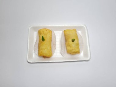 Yeşil biberli kızarmış börek.