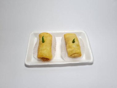 Yeşil biberli kızarmış börek.