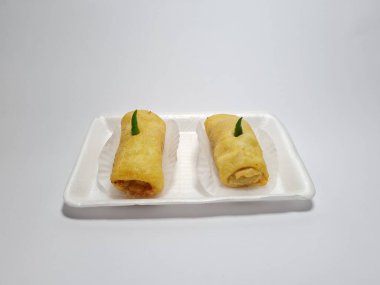 Yeşil biberli kızarmış börek.