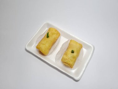 Yeşil biberli kızarmış börek.