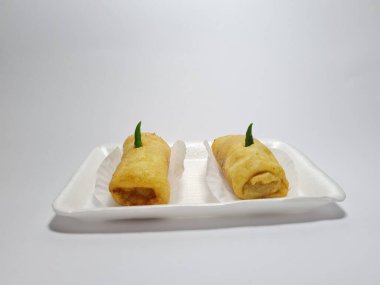 Yeşil biberli kızarmış börek.