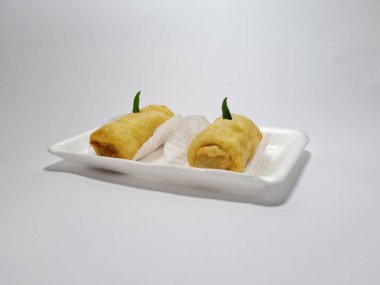 Yeşil biberli kızarmış börek.