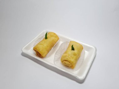 Yeşil biberli kızarmış börek.