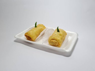 Yeşil biberli kızarmış börek.