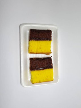 Beyaz kabın içinde kahverengi ve sarı bolu keki