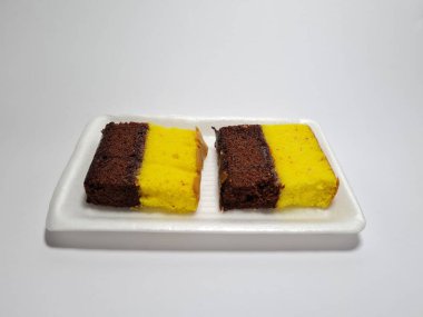 Beyaz kabın içinde kahverengi ve sarı bolu keki